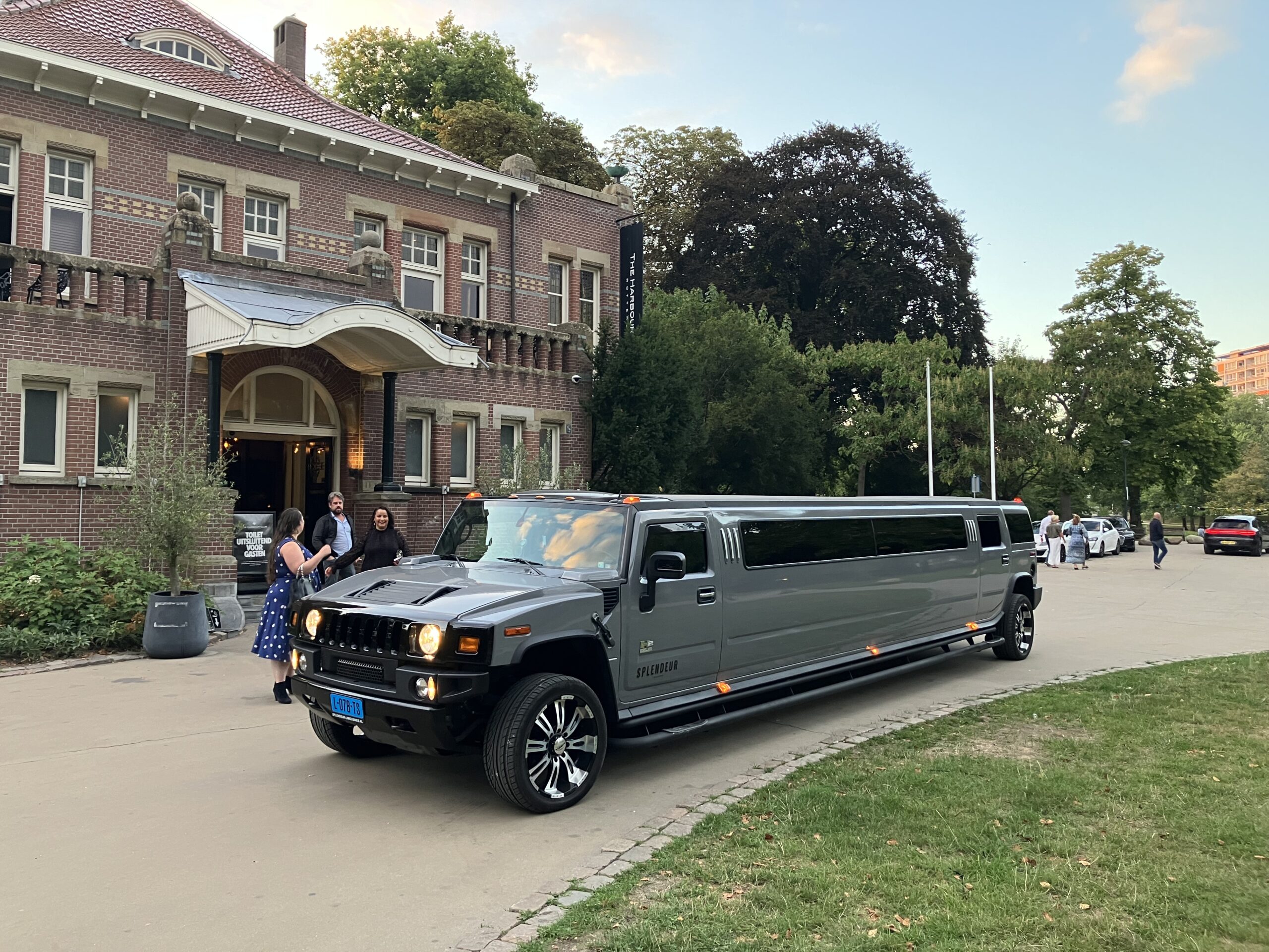 Hummer limousine Nardo Grey huren bij Splendeur Limousines Hummer limousine Nardo Grey verhuur