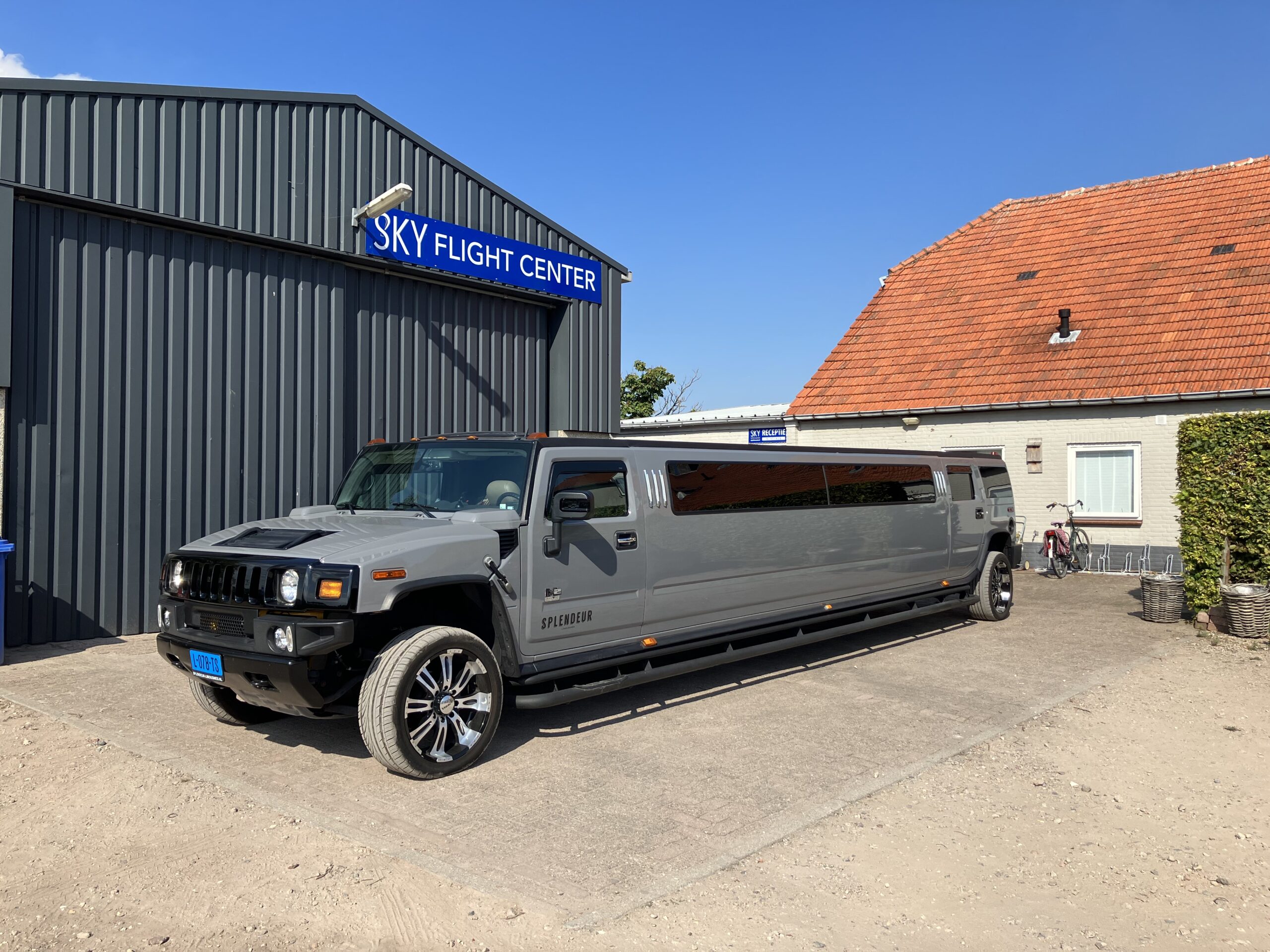 Hummer limousine Nardo Grey huren bij Splendeur Limousines 8-persoons limousine huren – Nardo Grey