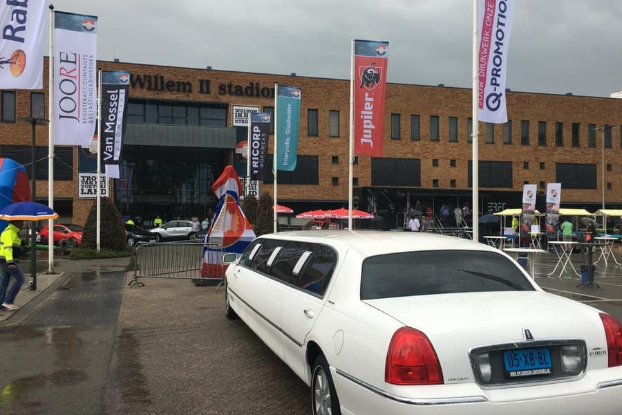 Bedrijfsuitje Bedrijfsuitstapje per limousine