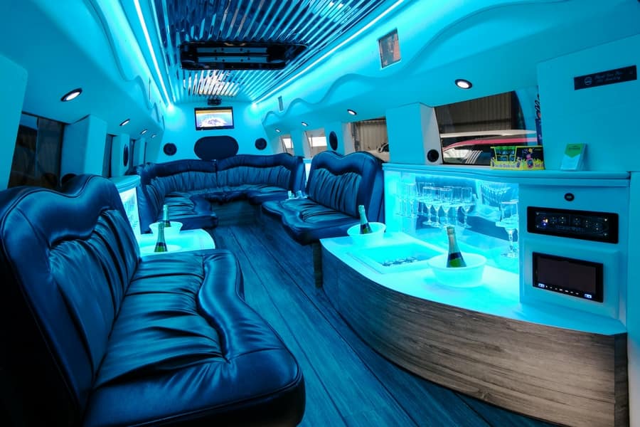 Mega Hummer limousine huren bij Splendeur Limousines Mega Hummer limousine verhuur